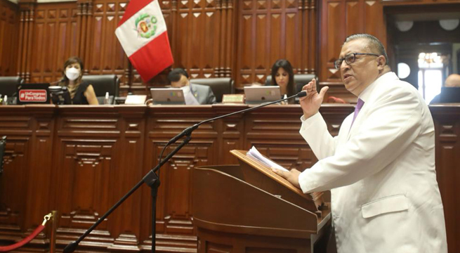 Ministro de Salud felicita al congresista Alejandro Aguinaga y desencadena críticas