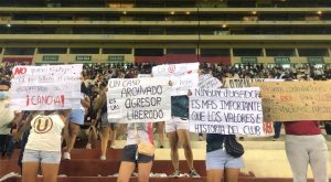 MIMP saluda a hinchas de Universitario que protestaron por fichaje de Andy Polo