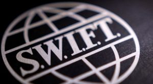 SWIFT dice que está esperando los nombres de los bancos rusos que debe desconectar