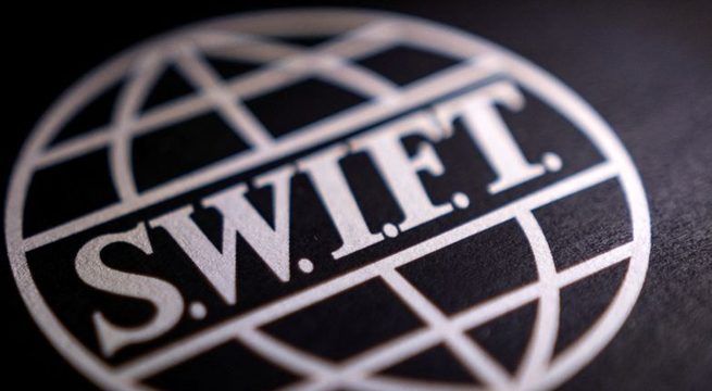 Unión Europea excluye a siete bancos rusos de SWIFT