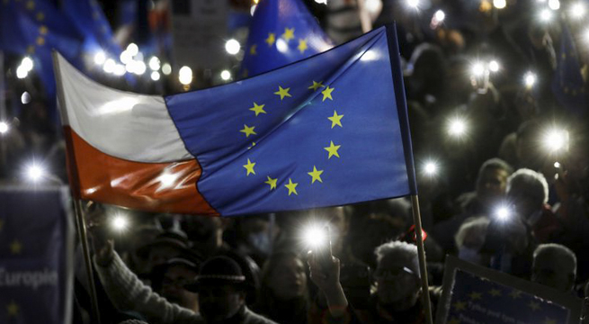 UE considera aprobar plan de recuperación de Polonia, pero el dinero tardará en llegar