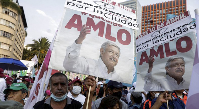 Presidente de México aumenta presión sobre los legisladores tras ganar referendo