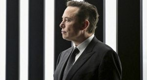 Musk dijo a los bancos que rebajará costos en Twitter y ganará dinero con los tuits: fuentes