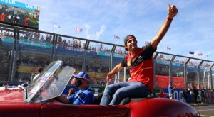 Carlos Sainz correrá para Ferrari hasta 2024
