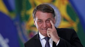 Encuesta en Brasil muestra que Bolsonaro reduce a la mitad la ventaja de Lula en un mes