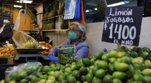 Chile aumenta salario mínimo un 14,3 %; prevé ajuste si hay mayor avance de inflación