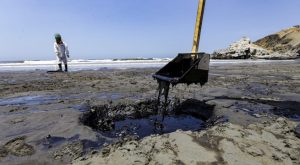 OEFA: Repsol está mezclando arena limpia con arena contaminada por derrame de petróleo