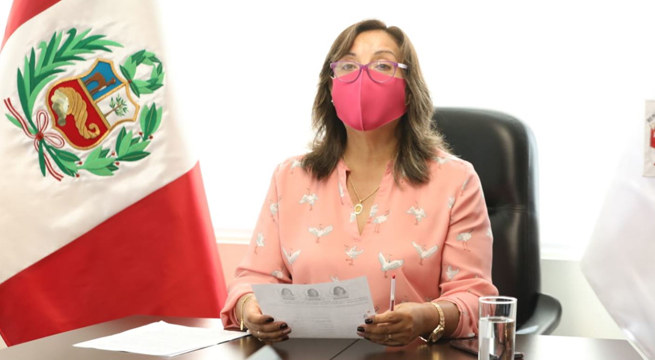 Dina Boluarte evita responder si renunciaría en caso de una eventual salida de Pedro Castillo
