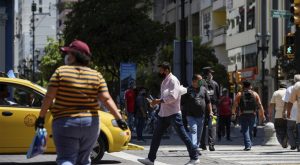 Ecuador elimina el uso obligatorio de mascarillas en espacios abiertos y cerrados