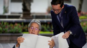 Presidente de Ecuador cambia a ministros al llegar a su primer año de Gobierno