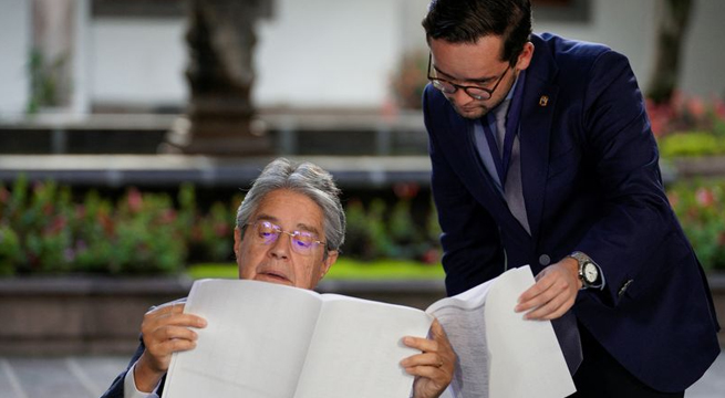 Presidente de Ecuador cambia a ministros al llegar a su primer año de Gobierno