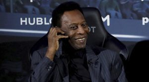 Brasileño Pelé vuelve al hospital para seguir con tratamiento de tumor