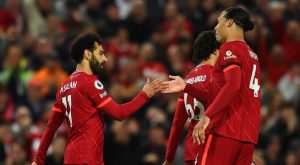 Liverpool goleó a Manchester United y retoma la punta de la Premier League