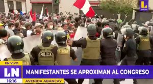 Manifestantes intentan romper cerco policial y acercarse al Congreso