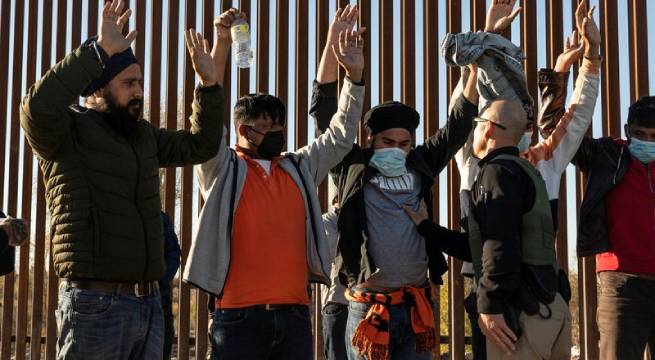Juez de Estados Unidos bloquea plan para levantar restricciones fronterizas del Covid-19 a migrantes