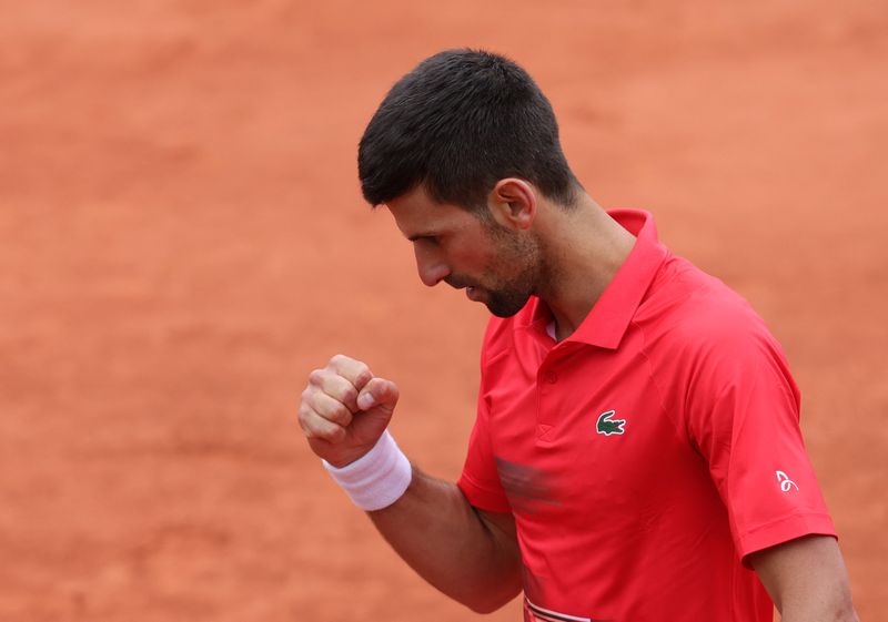 Djokovic avanza a tercera ronda en el Abierto de Francia, Zverev también gana