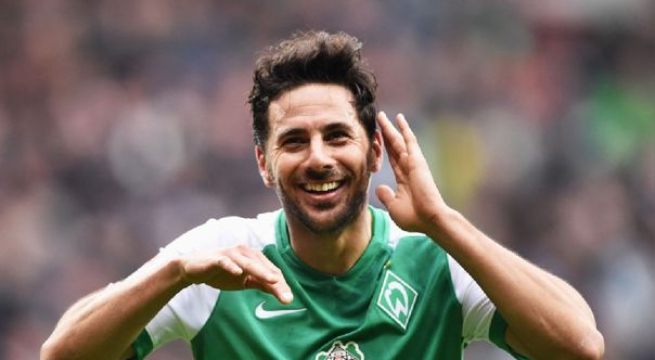 Claudio Pizarro felicitó al Werder Bremen por ascenso a la Bundesliga