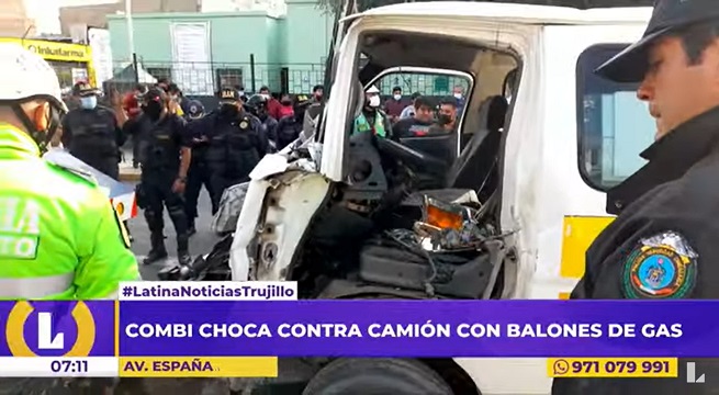 Trujillo: 5 heridos dejó choque entre combi y camión que transportaba balones de gas