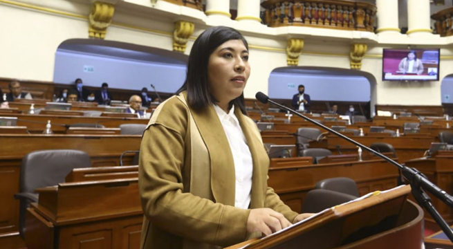 Presentan una moción de censura contra la ministra de Trabajo, Betssy Chávez