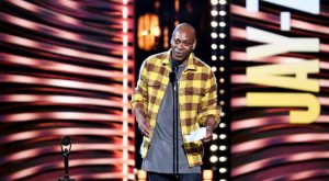 El cómico Dave Chappelle es atacado en el escenario del Hollywood Bowl de Los Ángeles