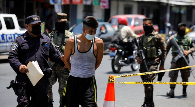 Fuerza pública detiene a decenas de inocentes en El Salvador por presión de superiores