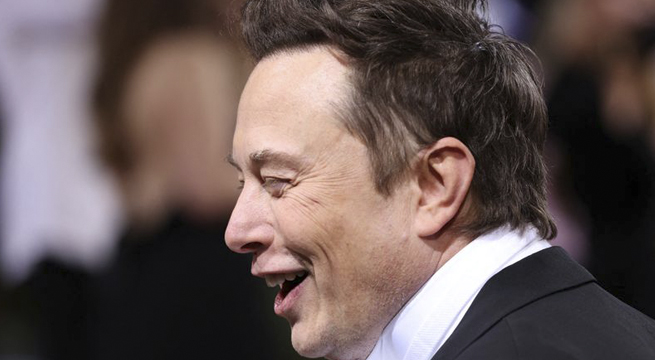 Elon Musk dice que se quedará en Tesla mientras sea útil