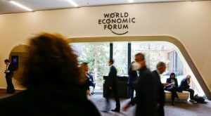 Líderes empresariales y gubernamentales advierten en Davos que se avecina una tormenta económica