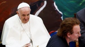 Bono y el Papa coinciden en el cambio climático y la educación de las niñas
