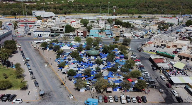 Funcionarios mexicanos desmantelan campamento de migrantes en frontera con Texas