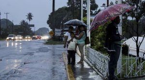 Huracán Agatha se acerca a sur de México descargando lluvias torrenciales