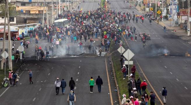 Miles de manifestantes indígenas marchan por la capital de Ecuador