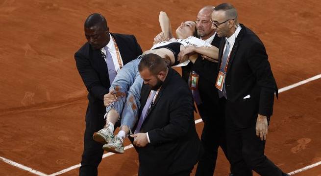 Manifestante medioambiental se ata a la red e interrumpe semifinal de Roland Garros