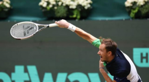 Medvedev no puede estar alejado del césped: vetado en Wimbledon, juega golf con Schweinsteiger