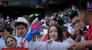 Pedro Gallese le regaló sus guantes a una niña en la previa al Perú vs Nueva Zelanda