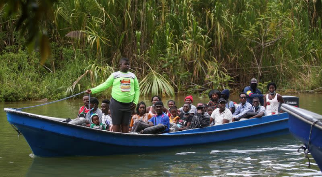 Policía panameña intercepta a 92 migrantes en el Mar Caribe procedentes de Colombia