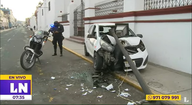 Trujillo: auto derribó poste de alumbrado público en jirón Bolívar