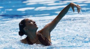 La nadadora estadounidense Álvarez se salva de morir ahogada gracias a su entrenadora