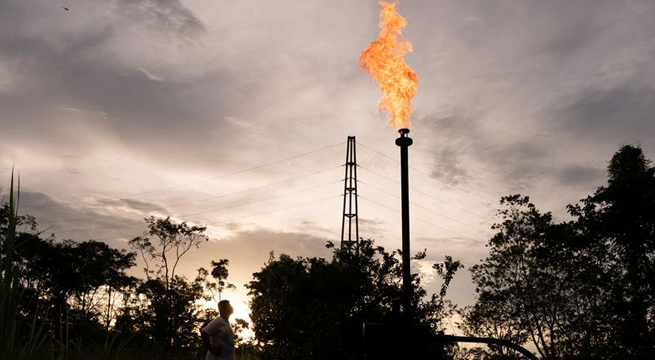 Ecuador busca socio para detener la quema de gas, mientras aumenta la ira en la Amazonía