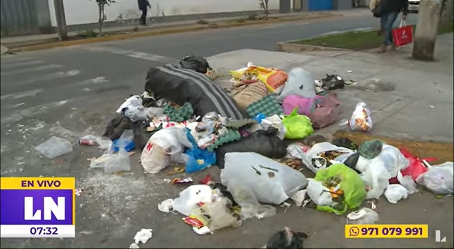 Trujillo: arrojan bolsas de basura en avenida Ricardo Palma pese a cartel que lo prohíbe
