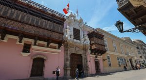 Ciudadanos peruanos retenidos en México retornan al país, informa la Cancillería