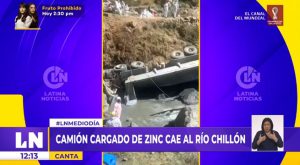 Canta: camión cargado de zinc cae el río Chillón