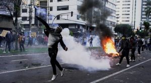 Miles de indígenas marchan en la capital de Ecuador en contra de políticas gobierno