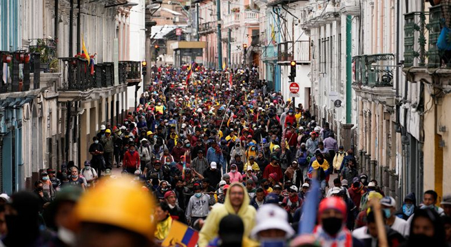 Protestas de indígenas en Ecuador continúan a pesar de una pequeña concesión