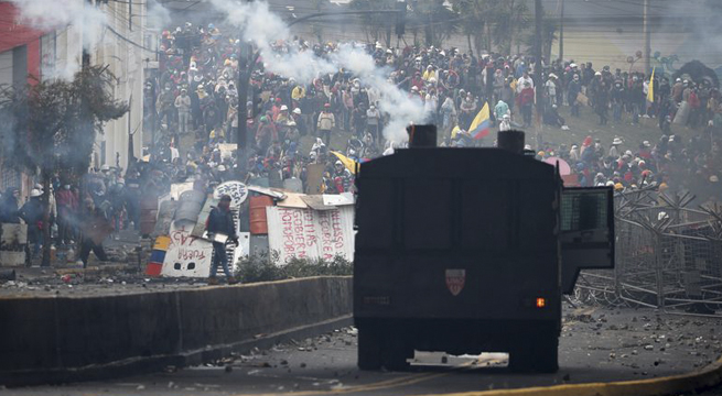 Presidente de Ecuador baja precio de combustibles en última concesión a los manifestantes