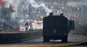 Producción petrolera de Ecuador se redujo a la mitad, indígenas dicen que protesta sigue