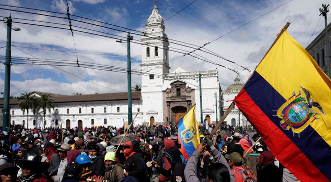 Un soldado muere en ataque contra convoy de combustible en Ecuador, protestas golpean producción petróleo