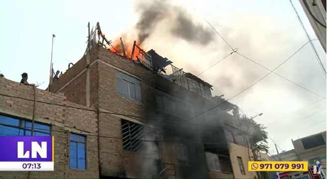 Trujillo: incendio en taller de llantas dejó auto calcinado y animales muertos