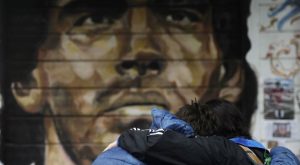 Justicia argentina lleva a juicio por «homicidio simple» a médicos, enfermeros de Maradona