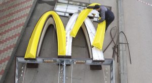 Los establecimientos de McDonald’s reabren bajo una nueva enseña en Rusia