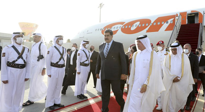 Nicolás Maduro llega a Qatar y se reunirá con el emir